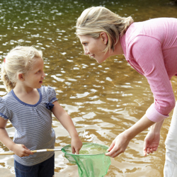 mom fishing with daughter